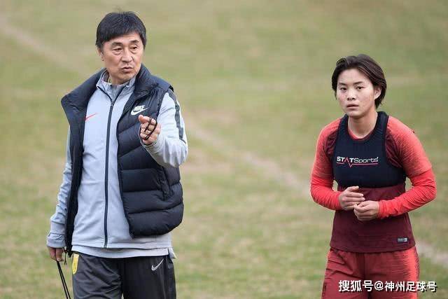 比利时首相的爱猫发帖讽刺FIFA：“红牌？”我照样继续踢！